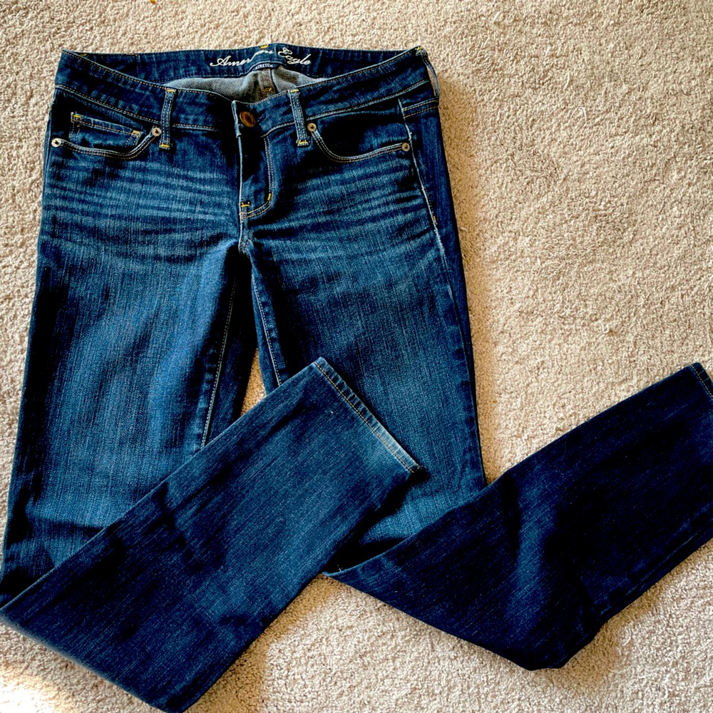 American Eagle dark wash skinny jeans. US6.